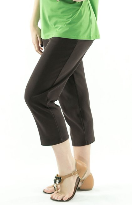 Calça Capri Canelada Lisa Marrom