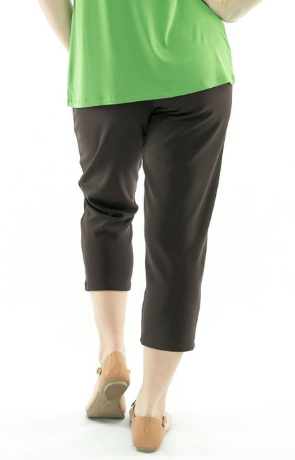 Calça Capri Canelada Lisa Marrom