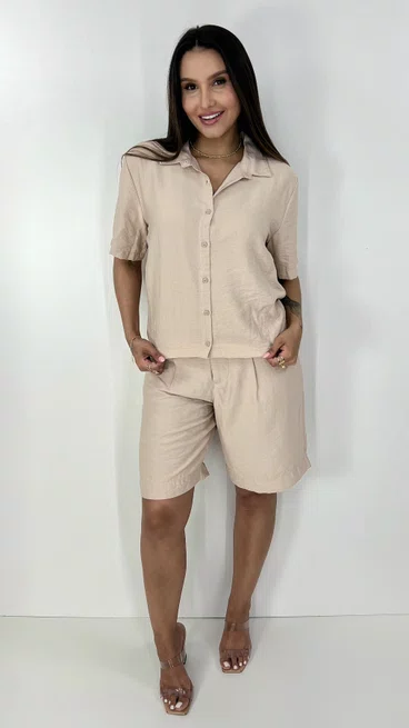 Conjunto Feminino Clássico Bermuda e Camisa Manga Curta Liso Bege