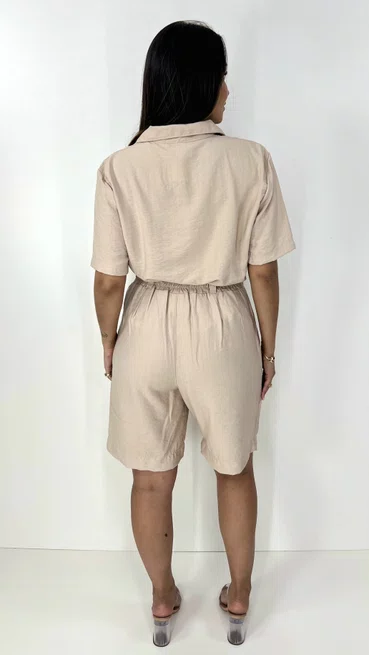 Conjunto Feminino Clássico Bermuda e Camisa Manga Curta Liso Bege