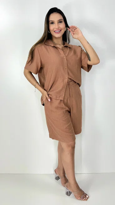 Conjunto Feminino Clássico Bermuda e Camisa Manga Curta Liso Marrom