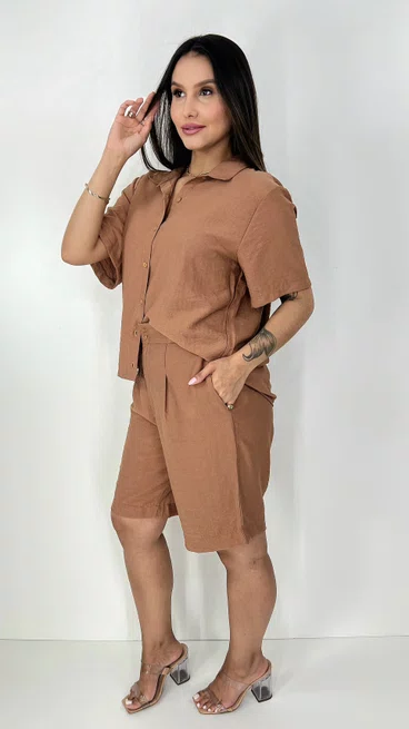 Conjunto Feminino Clássico Bermuda e Camisa Manga Curta Liso Marrom