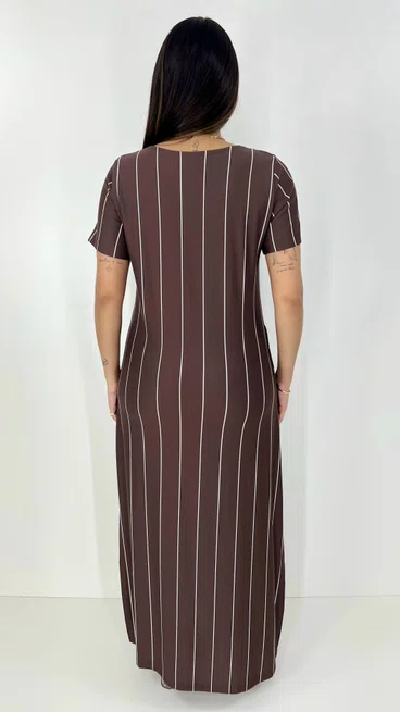 Vestido Feminino Longo Camisetão Manga Curta Marrom com Listras Brancas