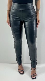 Calça Feminina Couro com Pelúcia Lisa Preta